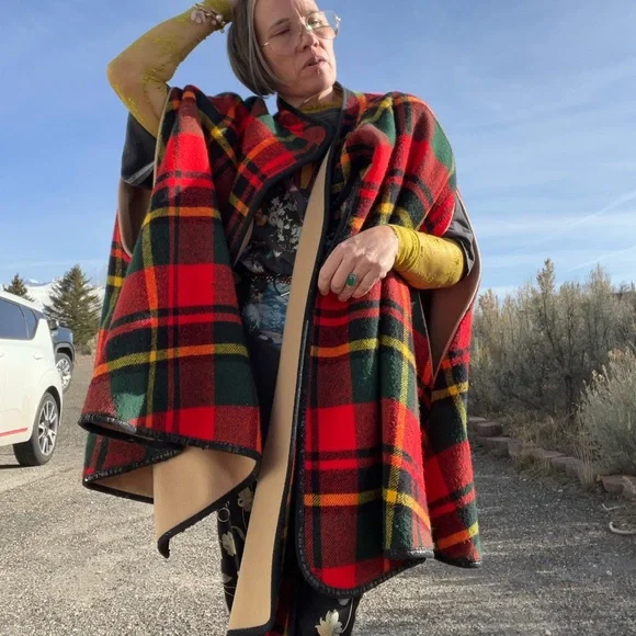 Vintage! “Newburry Street” REVERSIBLE Tartan Plaid Cape With Neck Wrap - Picture 7 of 7